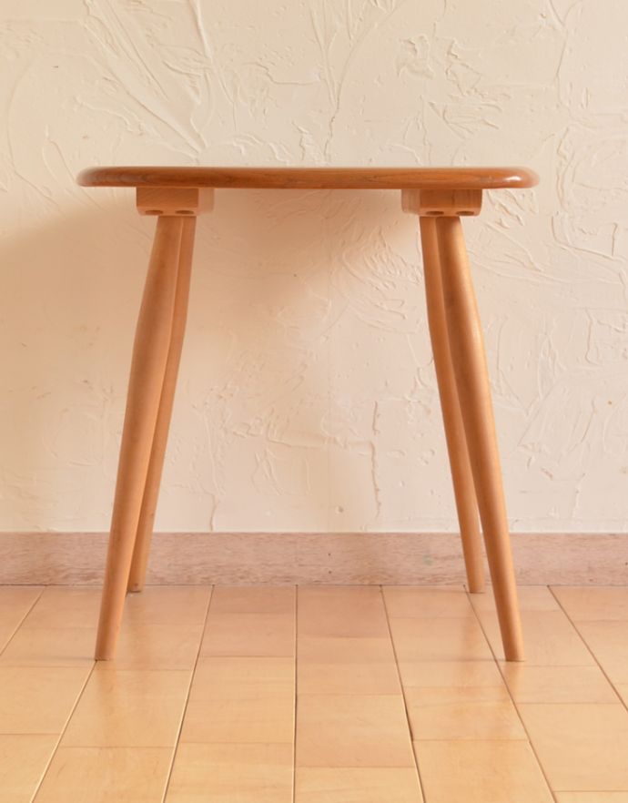 アーコールの家具　アンティーク家具　子供部屋でも使えるイギリスのアンティーク家具、アーコールのコーヒーテーブル（サイドテーブル）。アーコールらしいハの字に開いた脚がキュートです。(x-815-f)