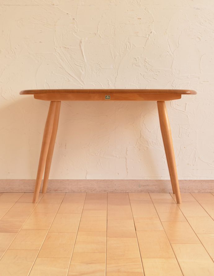 アーコールの家具　アンティーク家具　子供部屋でも使えるイギリスのアンティーク家具、アーコールのコーヒーテーブル（サイドテーブル）。どこから見てもスッキリとしたデザインです。(x-815-f)