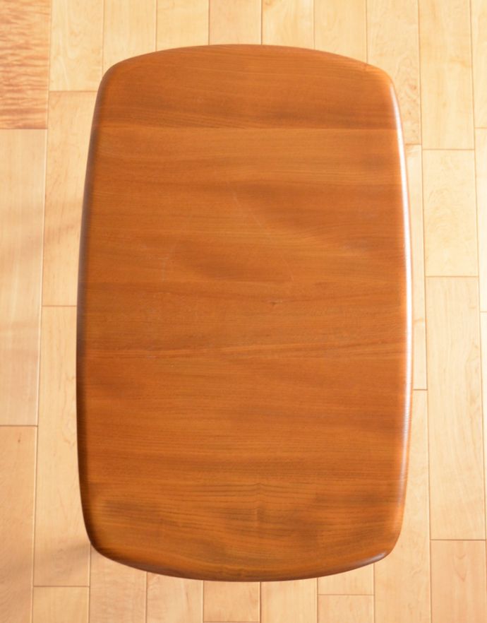 アーコールの家具　アンティーク家具　子供部屋でも使えるイギリスのアンティーク家具、アーコールのコーヒーテーブル（サイドテーブル）。きちんとお直ししているので、天板もキレイな状態です。(x-815-f)