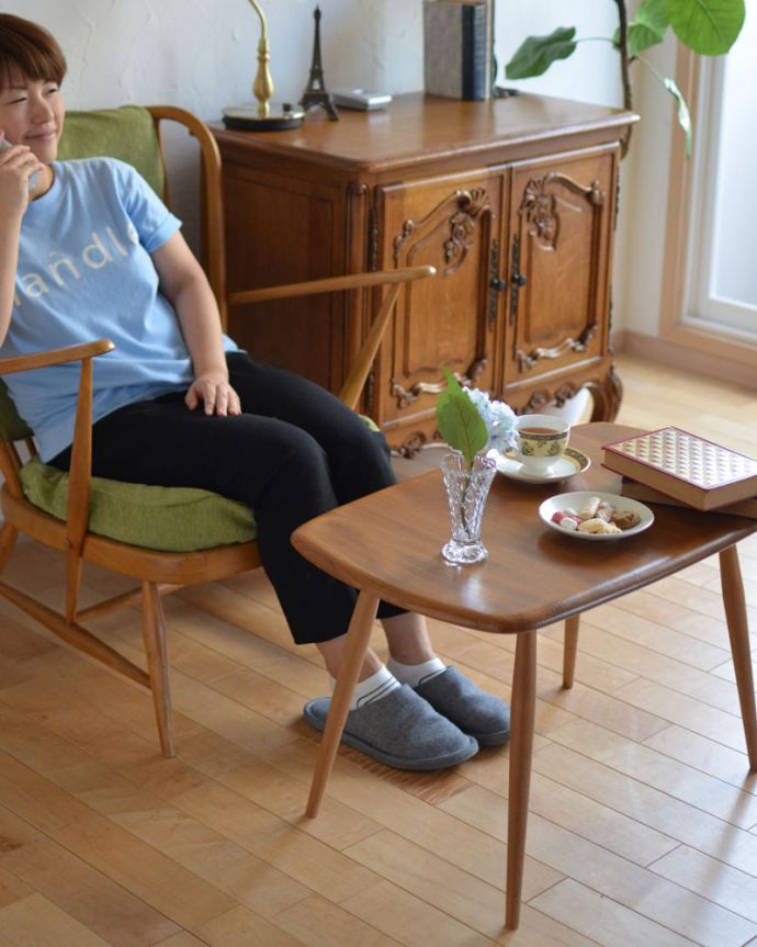 アーコールの家具　アンティーク家具　子供部屋でも使えるイギリスのアンティーク家具、アーコールのコーヒーテーブル（サイドテーブル）。。(x-815-f)