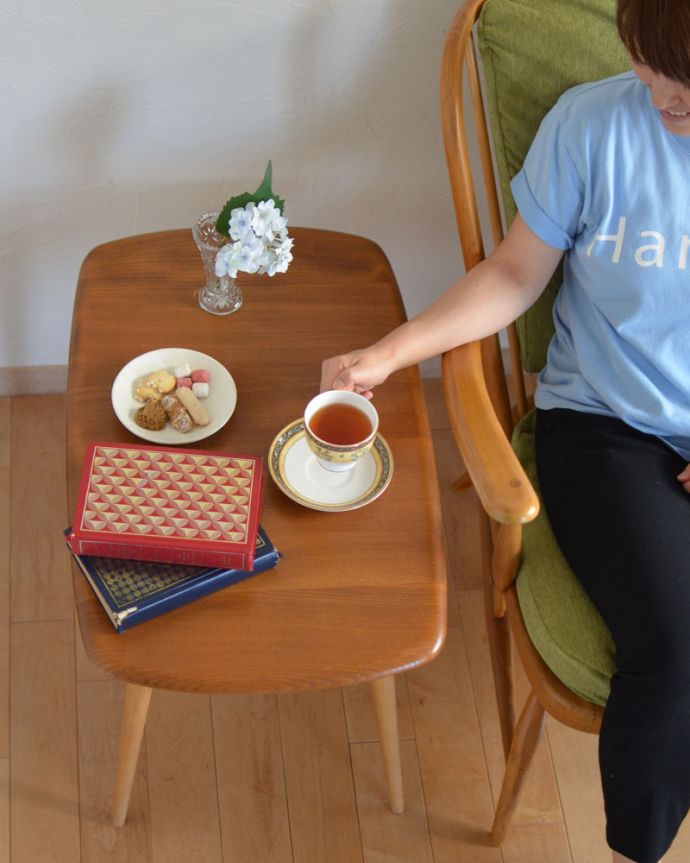 アーコールの家具　アンティーク家具　子供部屋でも使えるイギリスのアンティーク家具、アーコールのコーヒーテーブル（サイドテーブル）。。(x-815-f)