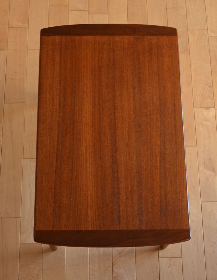 G-PLAN(Gプラン)　アンティーク家具　G-planのカッコいいヴィンテージ家具、北欧スタイルのチーク材センターテーブル。木目もかっこよく出ています。(x-817-f)