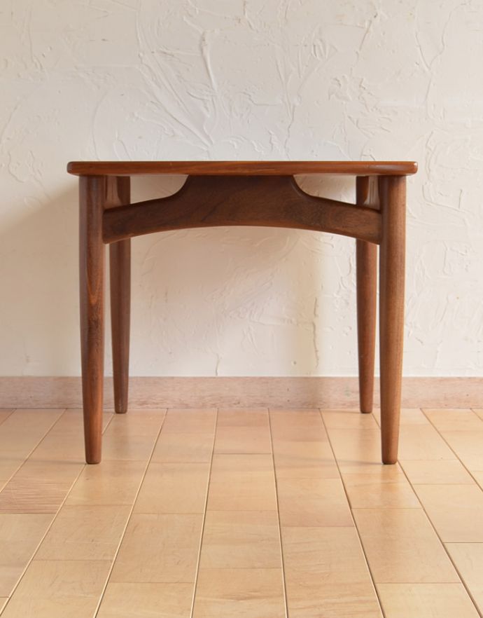 G-PLAN(Gプラン)　アンティーク家具　G-planのカッコいいヴィンテージ家具、北欧スタイルのチーク材センターテーブル。アンティークは新品ではないので、経年変化によるキズはありますが、専門の職人によって目立たないようにキレイにお直しをしています。(x-817-f)