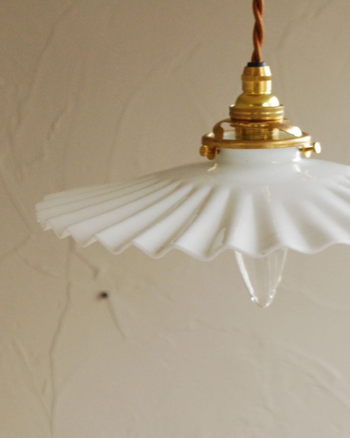 ペンダントライト　照明・ライティング　波のようなフリルデザインが可愛いアンティークのガラスランプシェード（コード・シャンデリア電球・ギャラリーA付き）　。シェードは、アンティークのため、誤差があったり、キズ、汚れが入っている場合もあります。(x-817-z)