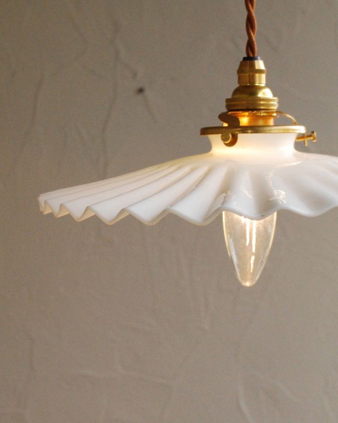 ペンダントライト　照明・ライティング　波のようなフリルデザインが可愛いアンティークのガラスランプシェード（コード・シャンデリア電球・ギャラリーA付き）　。優しいイメージのミルクシェード。(x-817-z)