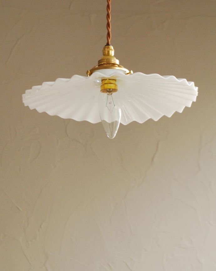 ペンダントライト　照明・ライティング　波のようなフリルデザインが可愛いアンティークのガラスランプシェード（コード・シャンデリア電球・ギャラリーA付き）　。【 シェードのサイズ 】直径26×高さ4.5cmコードは50、80cm以外にも、ご希望の長さで加工してお届けします。(x-817-z)