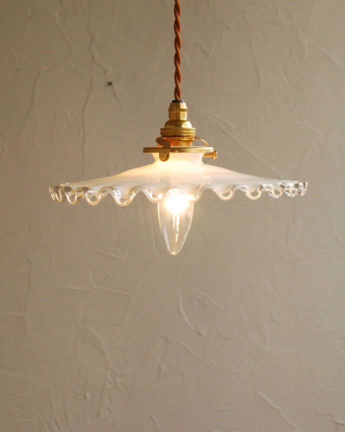 ペンダントライト　照明・ライティング　ミルクガラス×クリアガラスのデザインが可愛い、フランスアンティークシェード（コード・シャンデリア電球・ギャラリーA付き）　。あたたかい光がお部屋を包み込みます。(x-819-z)