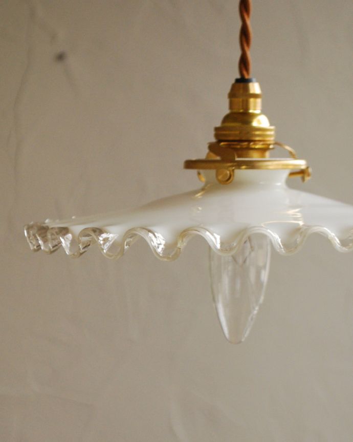 ペンダントライト　照明・ライティング　ミルクガラス×クリアガラスのデザインが可愛い、フランスアンティークシェード（コード・シャンデリア電球・ギャラリーA付き）　。シェードは、アンティークのため、誤差があったり、キズ、汚れが入っている場合もあります。(x-819-z)