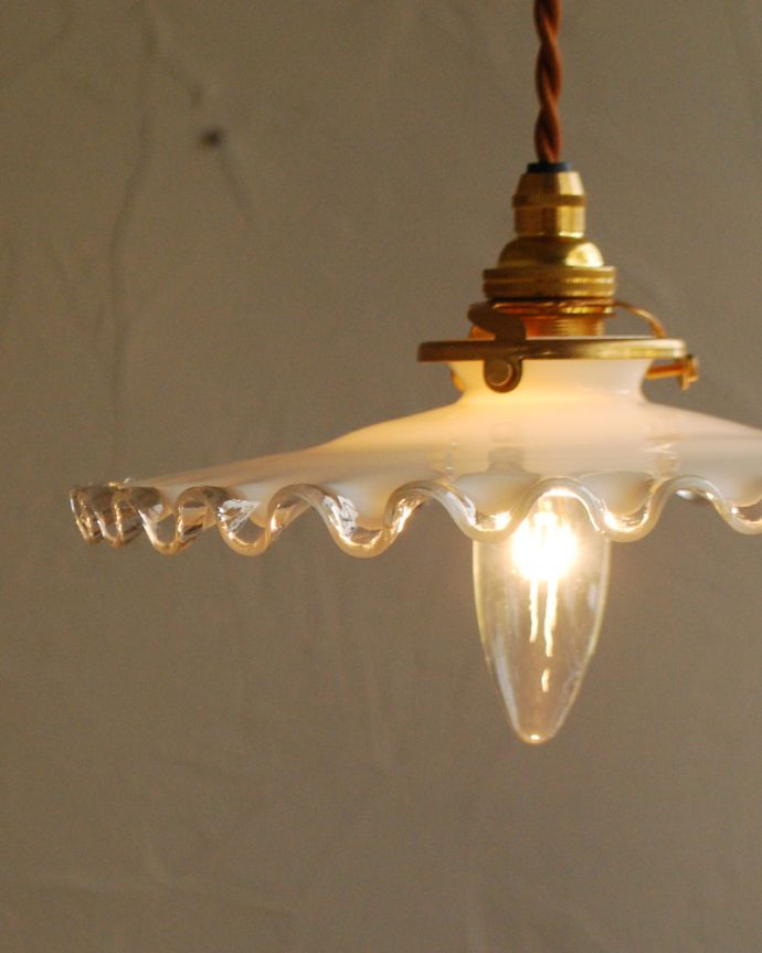 ペンダントライト　照明・ライティング　ミルクガラス×クリアガラスのデザインが可愛い、フランスアンティークシェード（コード・シャンデリア電球・ギャラリーA付き）　。縁がクリアガラスになっているので、光が当たるとキラキラきれいです。(x-819-z)