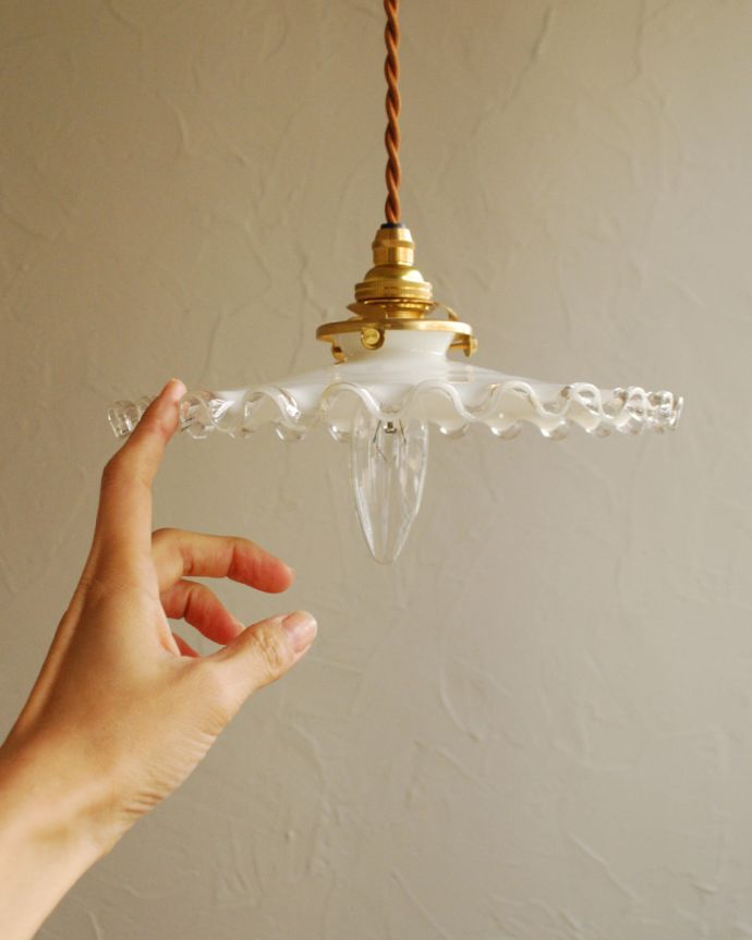 ペンダントライト　照明・ライティング　ミルクガラス×クリアガラスのデザインが可愛い、フランスアンティークシェード（コード・シャンデリア電球・ギャラリーA付き）　。アンティークのミルクガラスは、光を通すとなんとも言えないステキな雰囲気でお部屋を照らしてくれます。(x-819-z)