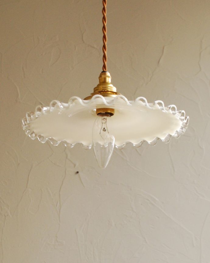 ペンダントライト　照明・ライティング　ミルクガラス×クリアガラスのデザインが可愛い、フランスアンティークシェード（コード・シャンデリア電球・ギャラリーA付き）　。【 シェードのサイズ 】直径23×高さ4.5cmコードは50、80cm以外にも、ご希望の長さで加工してお届けします。(x-819-z)