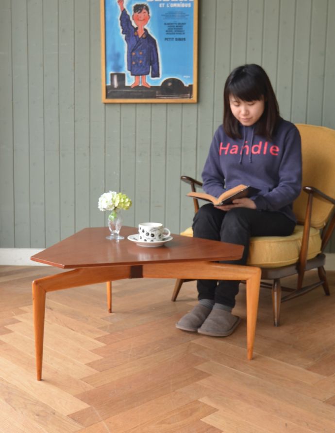 アンティークのテーブル　アンティーク家具　ヴィンテージの北欧インテリア、どこから見てもかっこいいコーヒーテーブル。天板が広いので、ゆったりとお使い頂けます。(x-820-f)