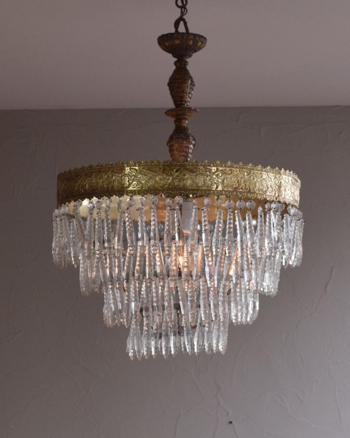 シャンデリア　照明・ライティング　フランス輸入の照明、真鍮×ガラスのアンティークシャンデリア（Ｅ26球）。灯りが灯るとさらにゴージャスな雰囲気になります。(x-820-z)