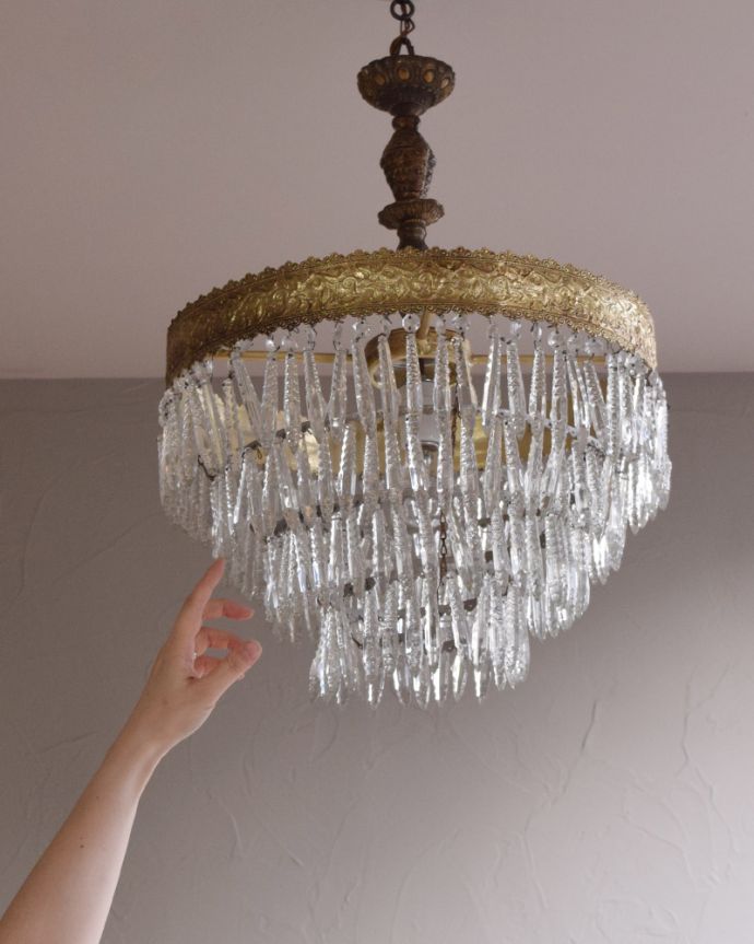 シャンデリア　照明・ライティング　フランス輸入の照明、真鍮×ガラスのアンティークシャンデリア（Ｅ26球）。たっぷりガラスパーツが付いた贅沢なデザインです。(x-820-z)