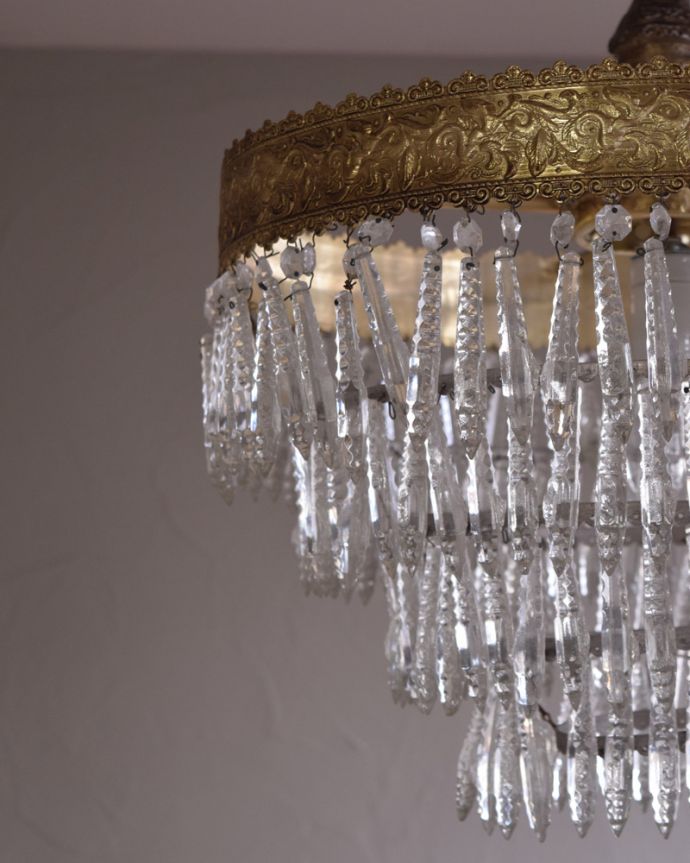 シャンデリア　照明・ライティング　フランス輸入の照明、真鍮×ガラスのアンティークシャンデリア（Ｅ26球）。明かりが点いていなくても、きらきら輝いて美しいシャンデリアです。(x-820-z)