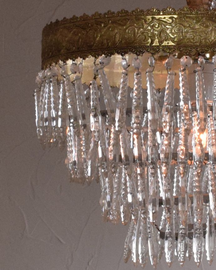 シャンデリア　照明・ライティング　フランス輸入の照明、真鍮×ガラスのアンティークシャンデリア（Ｅ26球）。アンティークのため、ガラスには写真に映らない多少の欠け・傷がある場合がありますが、使用上問題はありませんので、ご了承下さい。(x-820-z)