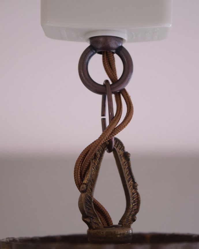 シャンデリア　照明・ライティング　フランス輸入の照明、真鍮×ガラスのアンティークシャンデリア（Ｅ26球）。コードだけでなく、チェーンが付いているので、強度があります。(x-820-z)