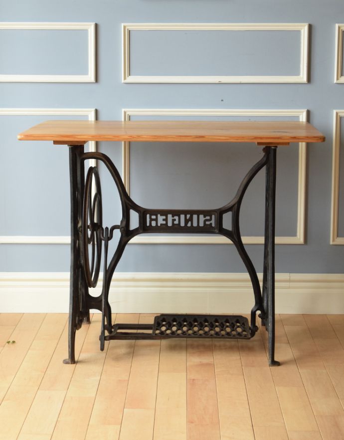 ロイドテーブル　アンティーク家具　現代にもファンが多い「SINGER」のアンティークミシンテーブル。お部屋の片隅に置いてあるだけでオシャレな空気に・・・。(x-821-f)