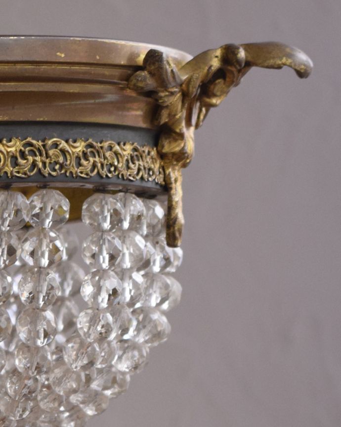 シャンデリア　照明・ライティング　フランス輸入の照明、真鍮×ガラスのアンティークシャンデリア（Ｅ26球）。明かりが点いていなくても、きらきら輝いて美しいシャンデリアです。(x-821-z)