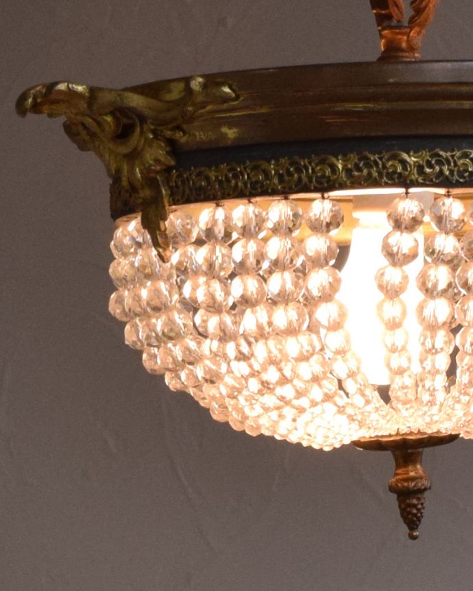 シャンデリア　照明・ライティング　フランス輸入の照明、真鍮×ガラスのアンティークシャンデリア（Ｅ26球）。アンティークのため、ガラスには写真に映らない多少の欠け・傷がある場合がありますが、使用上問題はありませんので、ご了承下さい。(x-821-z)