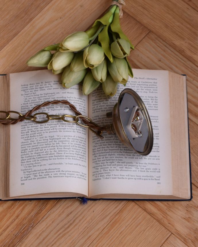 シャンデリア　照明・ライティング　フランス輸入の照明、真鍮×ガラスのアンティークシャンデリア（Ｅ26球）。コードだけでなく、チェーンが付いているので、強度があります。(x-821-z)