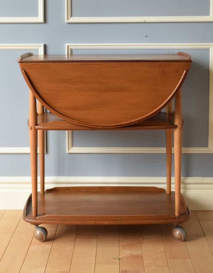 アーコールの家具　アンティーク家具　有名ブランドERCOL社のヴィンテージワゴンテーブル。閉じるととってもスマートです。(x-822-f)