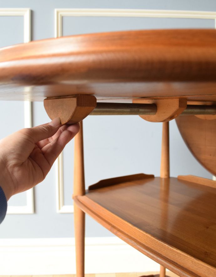 アーコールの家具　アンティーク家具　有名ブランドERCOL社のヴィンテージワゴンテーブル。バタフライ式になっています。(x-822-f)