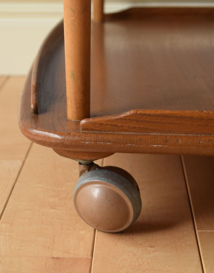 アーコールの家具　アンティーク家具　有名ブランドERCOL社のヴィンテージワゴンテーブル。きちんと調整したので、新しいものと比べるとスムーズではありませんが、ちゃんと動きます。(x-822-f)