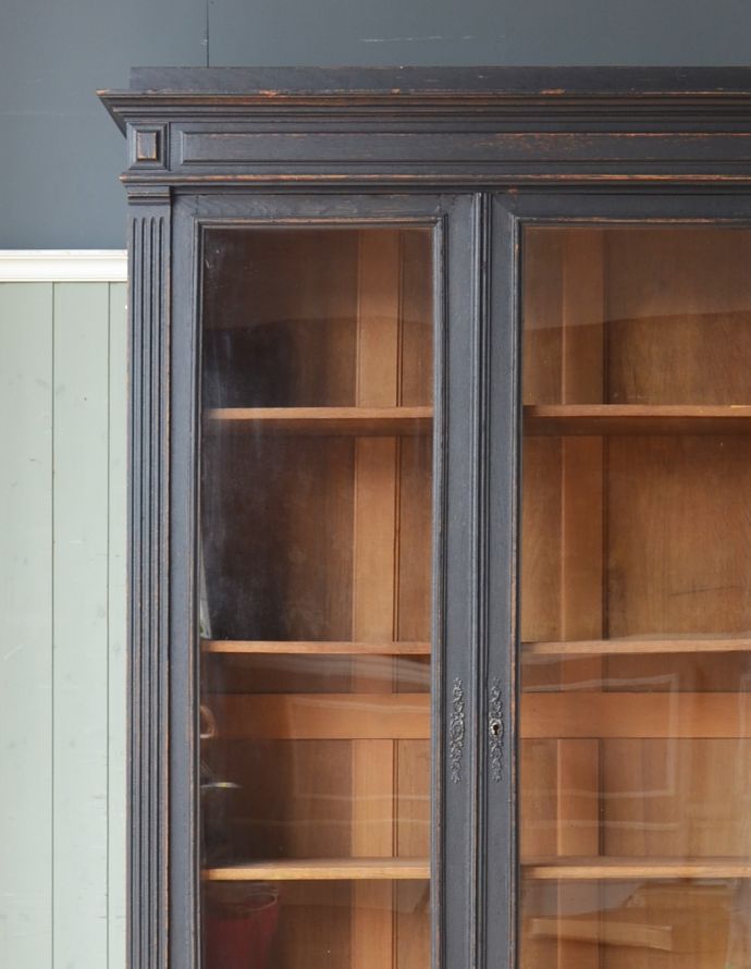 アンティークのキャビネット　アンティーク家具　クールなアンティークフレンチインテリア、大きなガラスが入った木製キャビネット。美しい彫にうっとり。(x-823-f)