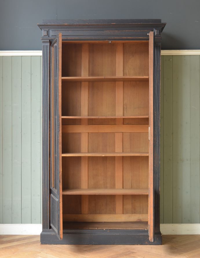 アンティークのキャビネット　アンティーク家具　クールなアンティークフレンチインテリア、大きなガラスが入った木製キャビネット。見た目の美しさはモチロン、た〜っぷり収納力もある優れたキャビネットです。(x-823-f)