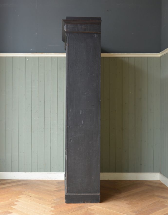 アンティークのキャビネット　アンティーク家具　クールなアンティークフレンチインテリア、大きなガラスが入った木製キャビネット。サイドもきれいにペイントされています。(x-823-f)