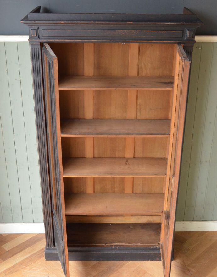 アンティークのキャビネット　アンティーク家具　クールなアンティークフレンチインテリア、大きなガラスが入った木製キャビネット。内側はキレイな状態です。(x-823-f)