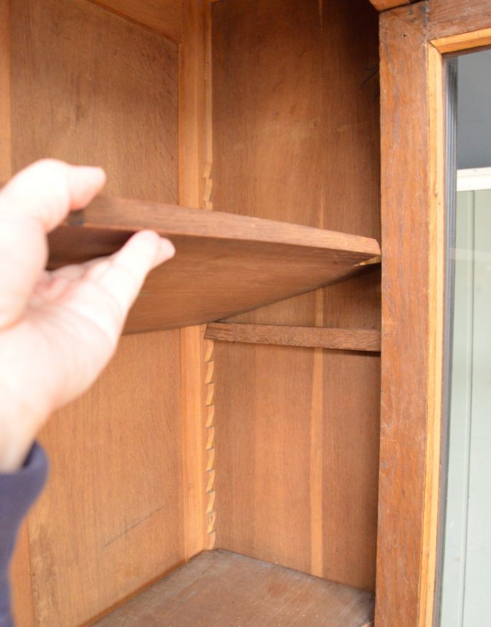 アンティークのキャビネット　アンティーク家具　クールなアンティークフレンチインテリア、大きなガラスが入った木製キャビネット。棚板は可動します。(x-823-f)