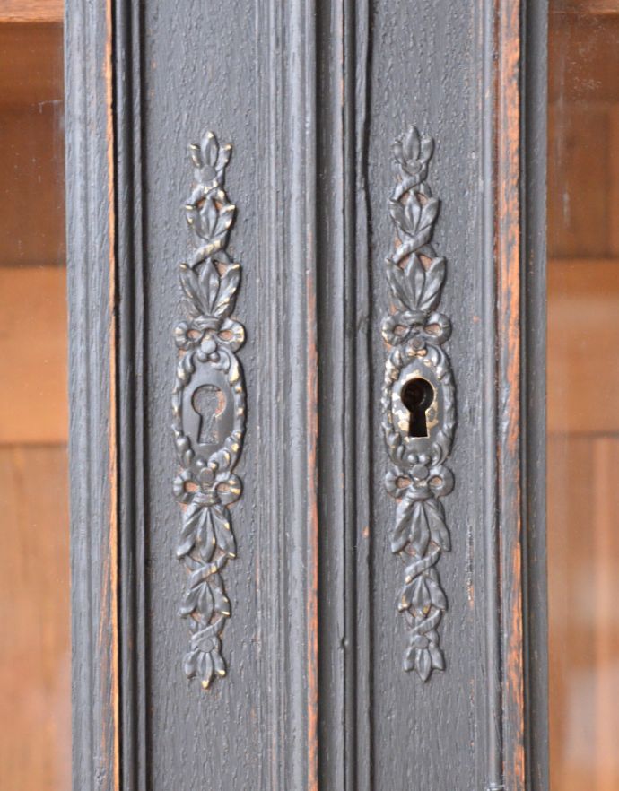 アンティークのキャビネット　アンティーク家具　クールなアンティークフレンチインテリア、大きなガラスが入った木製キャビネット。鍵穴のプレートもアンティークの風合いたっぷり！上品で素敵です。(x-823-f)