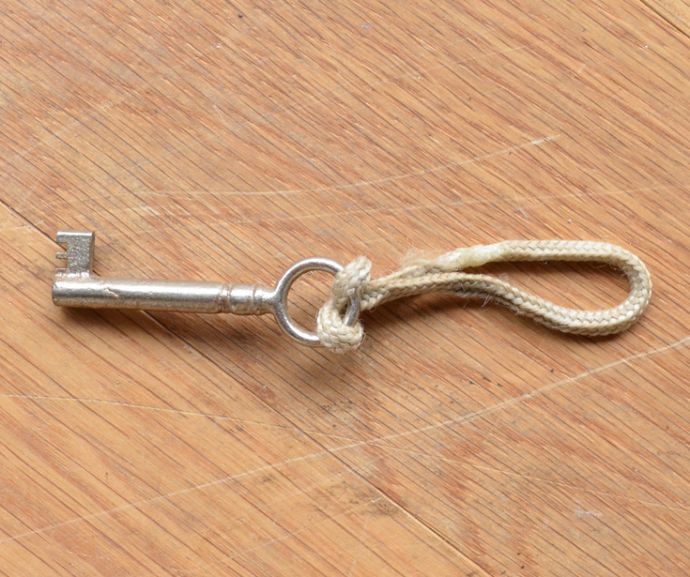 アンティークのキャビネット　アンティーク家具　クールなアンティークフレンチインテリア、大きなガラスが入った木製キャビネット。アンティークの鍵が付いています。(x-823-f)