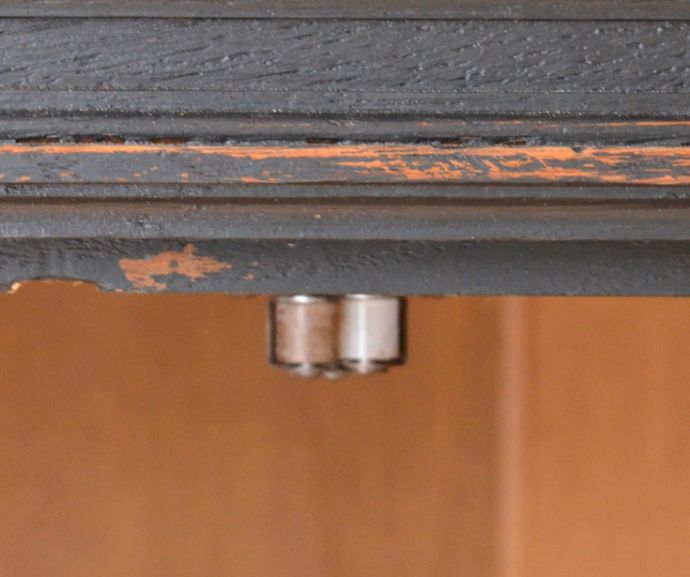 アンティークのキャビネット　アンティーク家具　クールなアンティークフレンチインテリア、大きなガラスが入った木製キャビネット。扉にはローラーキャッチャーが付いています。(x-823-f)