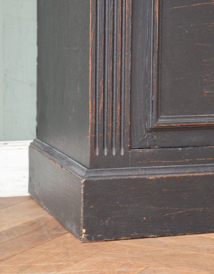 アンティークのキャビネット　アンティーク家具　クールなアンティークフレンチインテリア、大きなガラスが入った木製キャビネット。しっかりとした安定感があります。(x-823-f)