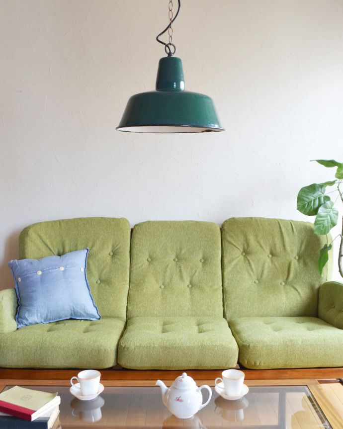 ペンダントライト　照明・ライティング　北欧スタイルのお部屋に人気のヴィンテージエナメルランプ（Ｅ26球付き）。アーコールやG-PLANなどのヴィンテージ家具との相性はバツグンです！。(x-825-z)