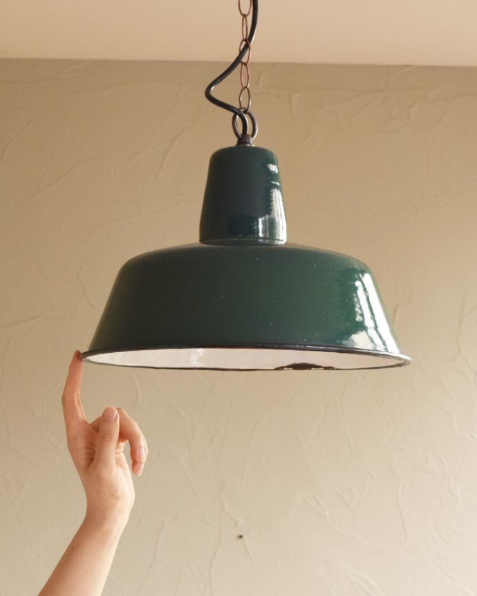 ペンダントライト　照明・ライティング　北欧スタイルのお部屋に人気のヴィンテージエナメルランプ（Ｅ26球付き）。引っ掛けシーリングのタイプに加工してお届けしますので、リビングやダイニングテーブルの上などお好きな場所に簡単に取り付けてみてください。(x-825-z)