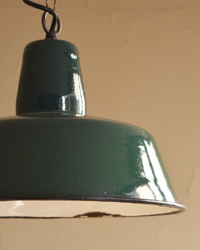 ペンダントライト　照明・ライティング　北欧スタイルのお部屋に人気のヴィンテージエナメルランプ（Ｅ26球付き）。塗装のムラ、縁のサビが新しいものには出せない、何とも良い雰囲気です。(x-825-z)