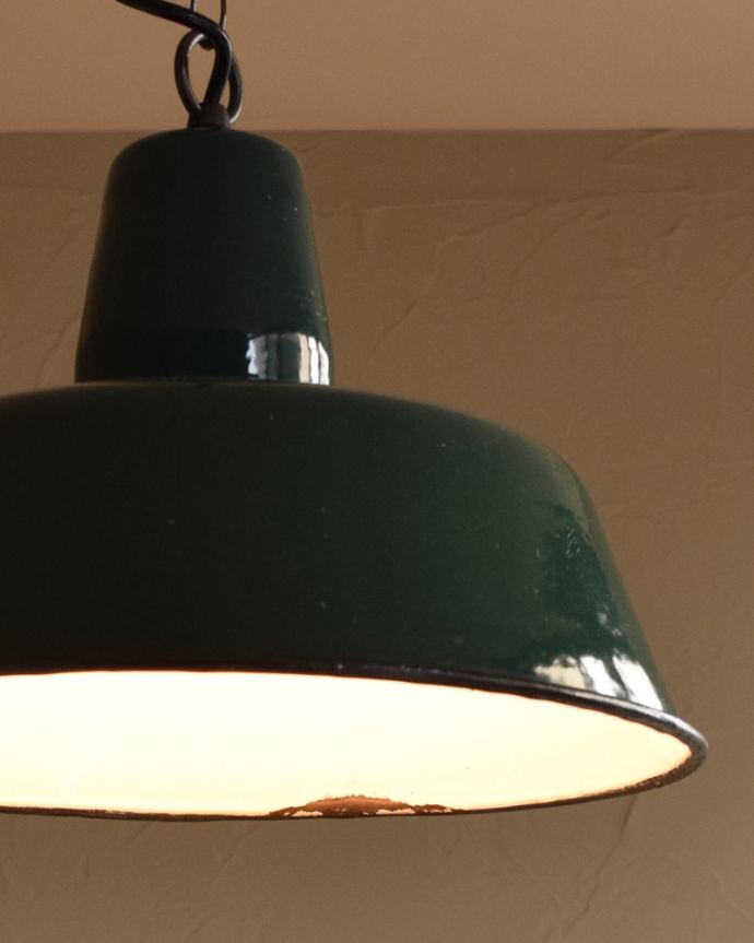 ペンダントライト　照明・ライティング　北欧スタイルのお部屋に人気のヴィンテージエナメルランプ（Ｅ26球付き）。シェードの内側は、ホワイトに仕上がっているので、明るいです。(x-825-z)