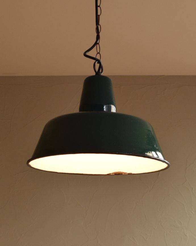 ペンダントライト　照明・ライティング　北欧スタイルのお部屋に人気のヴィンテージエナメルランプ（Ｅ26球付き）。ホーローのもつ重厚感が何ともクールでカッコいいんです。(x-825-z)