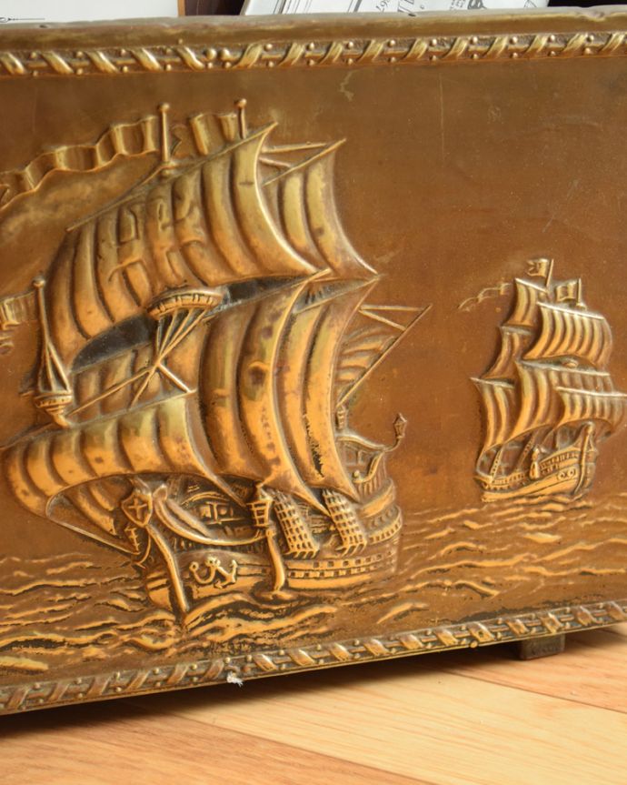 マガジンラック　アンティーク家具　英国から到着、真鍮製のアンティークマガジンラック（帆船）。持ち運びも楽なので、使いたいところで使ってくださいね。(x-827-f)