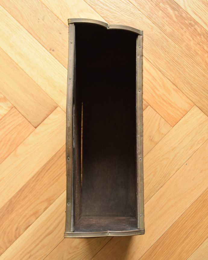 マガジンラック　アンティーク家具　英国から到着、真鍮製のアンティークマガジンラック（帆船）。中までしっかりとお手入れしています。(x-827-f)