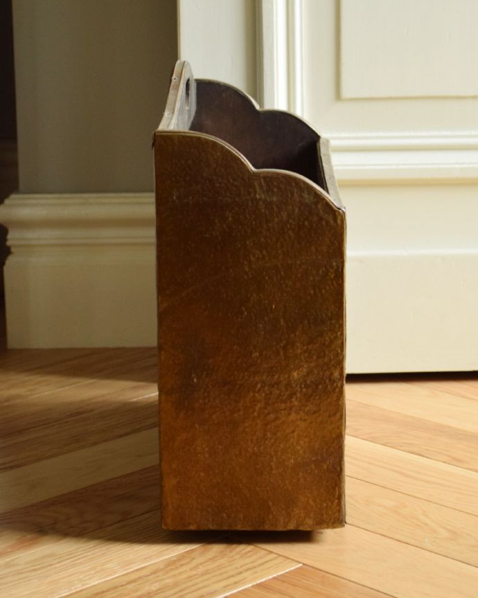 マガジンラック　アンティーク家具　英国から到着、真鍮製のアンティークマガジンラック（帆船）。スマートなので、どこに置いても邪魔になることはありません。(x-827-f)