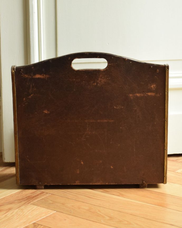 マガジンラック　アンティーク家具　英国から到着、真鍮製のアンティークマガジンラック（帆船）。アンティークは新品ではないので、経年変化によるキズはありますが、専門の職人によって目立たないようにキレイにお直しをしています。(x-827-f)