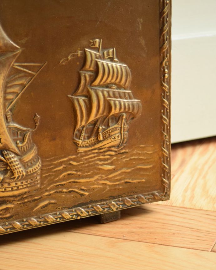 マガジンラック　アンティーク家具　英国から到着、真鍮製のアンティークマガジンラック（帆船）。小さな脚が付いています。(x-827-f)