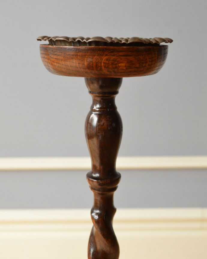 めずらしい家具 アンティーク家具 英国アンティーク雑貨、ツイストラインの美しい木製の灰皿スタンド(アッシュトレイ)。灰皿としてのご使用だけでなくとも、アクセサリーや鍵置きなど、小物入れとしてのご使用もお勧めです。(x-828-f)