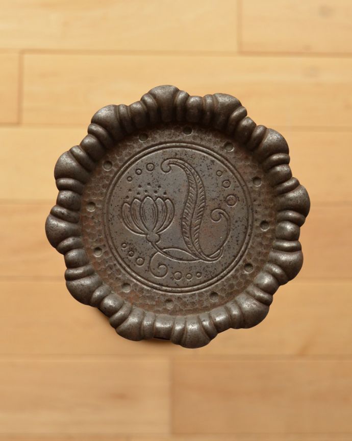 めずらしい家具 アンティーク家具 英国アンティーク雑貨、ツイストラインの美しい木製の灰皿スタンド(アッシュトレイ)。お花のデザインが可愛いトレーが付いています。(x-828-f)