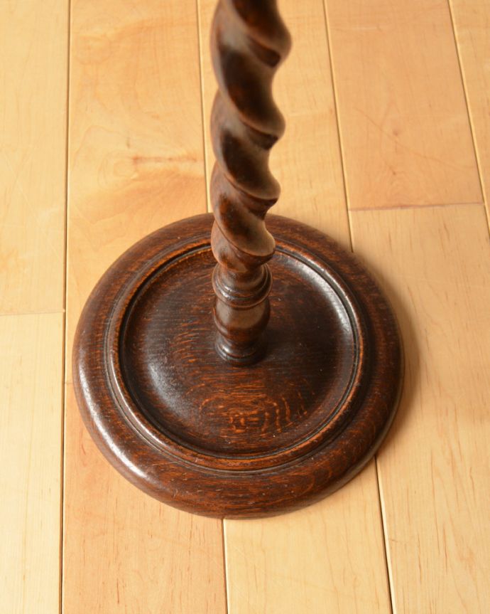 めずらしい家具 アンティーク家具 英国アンティーク雑貨、ツイストラインの美しい木製の灰皿スタンド(アッシュトレイ)。安定感のある脚です。(x-828-f)